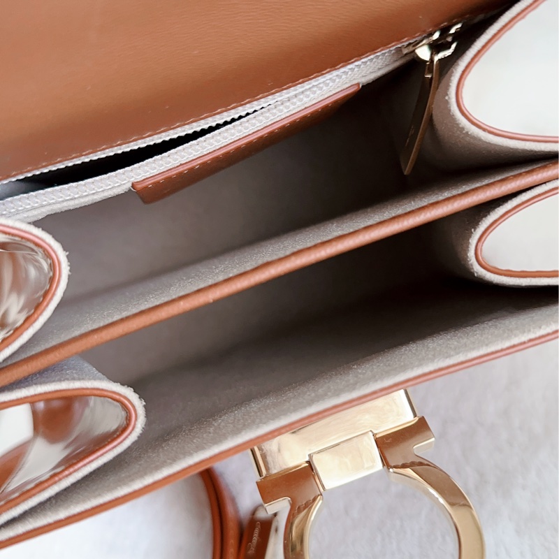 Ferragamo 博物館包 小號 焦糖色-7