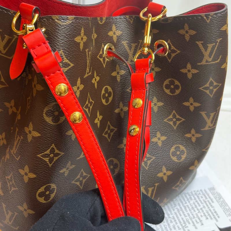 LV 經典Neonoe系列Monogram帆布印花牛皮鑲飾束口斜背/肩背水桶包-紅色-13
