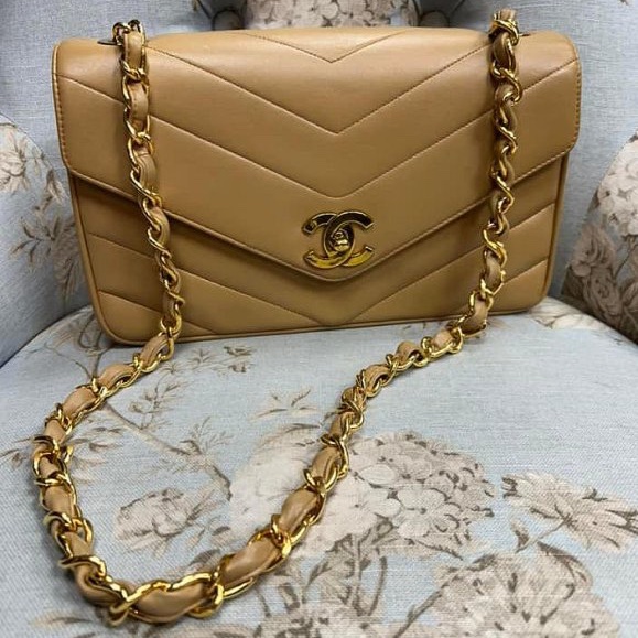 Chanel 難得再有的早期寬版人字紋駝金coco(保留下標）-0