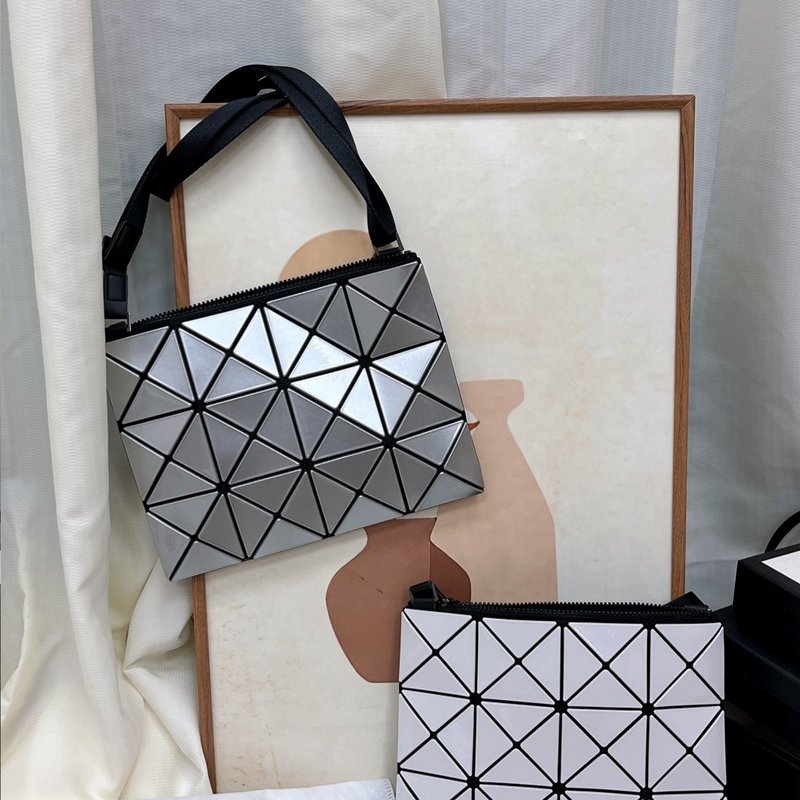 【現貨】全新 BAOBAO三宅一生 3x4 斜背包 現貨 銀色-0