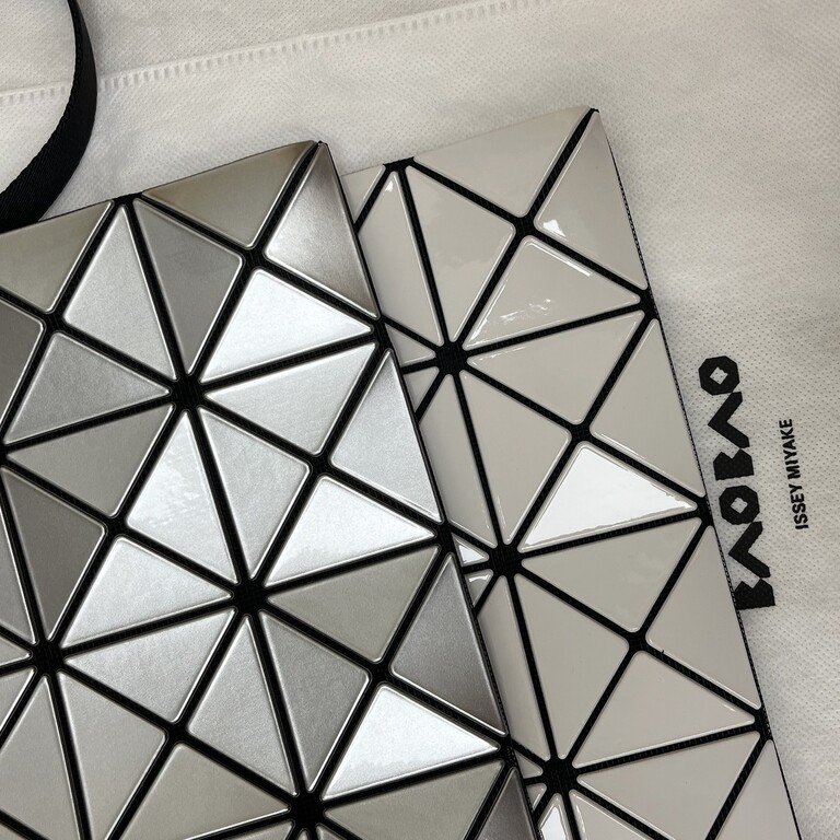 【現貨】全新 BAOBAO三宅一生 3x4 斜背包 現貨 銀色-8