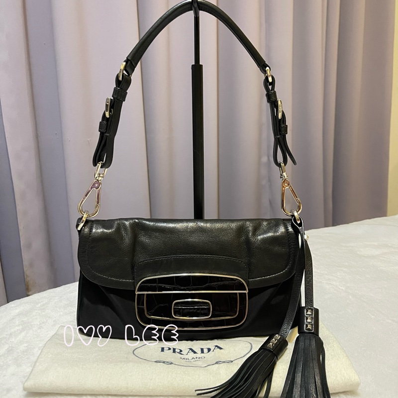 PRADA 質感黑壓紋扣式皮革 尼龍 腋下包 流蘇吊飾 肩背包 手提包  二手精品-0