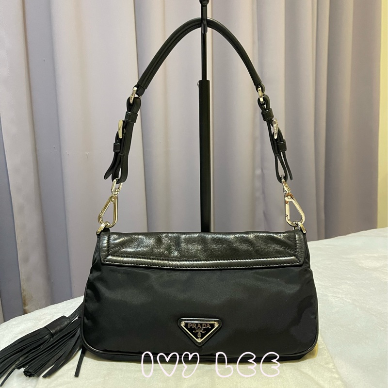 PRADA 質感黑壓紋扣式皮革 尼龍 腋下包 流蘇吊飾 肩背包 手提包  二手精品-1