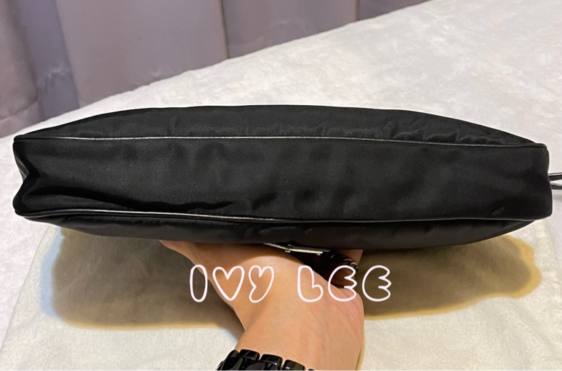 PRADA 質感黑壓紋扣式皮革 尼龍 腋下包 流蘇吊飾 肩背包 手提包  二手精品-3