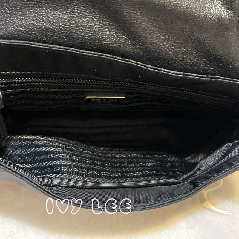 PRADA 質感黑壓紋扣式皮革 尼龍 腋下包 流蘇吊飾 肩背包 手提包  二手精品-4