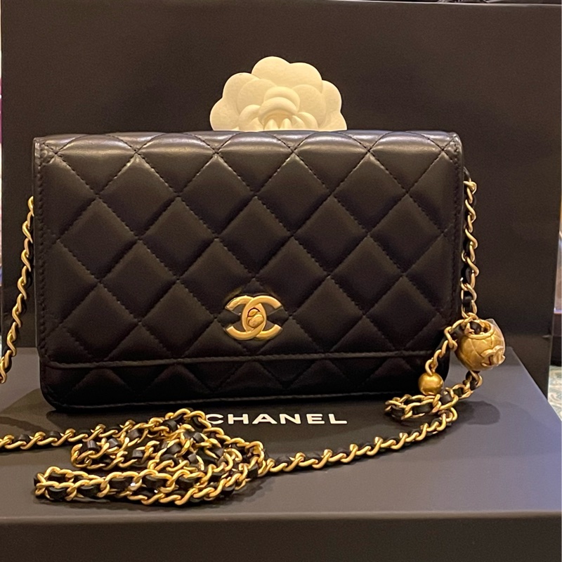Chanel WOC 黑色小羊皮金球包-0