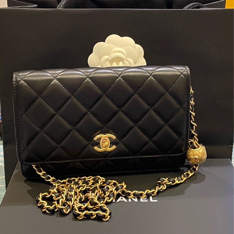 Chanel WOC 黑色小羊皮金球包-1
