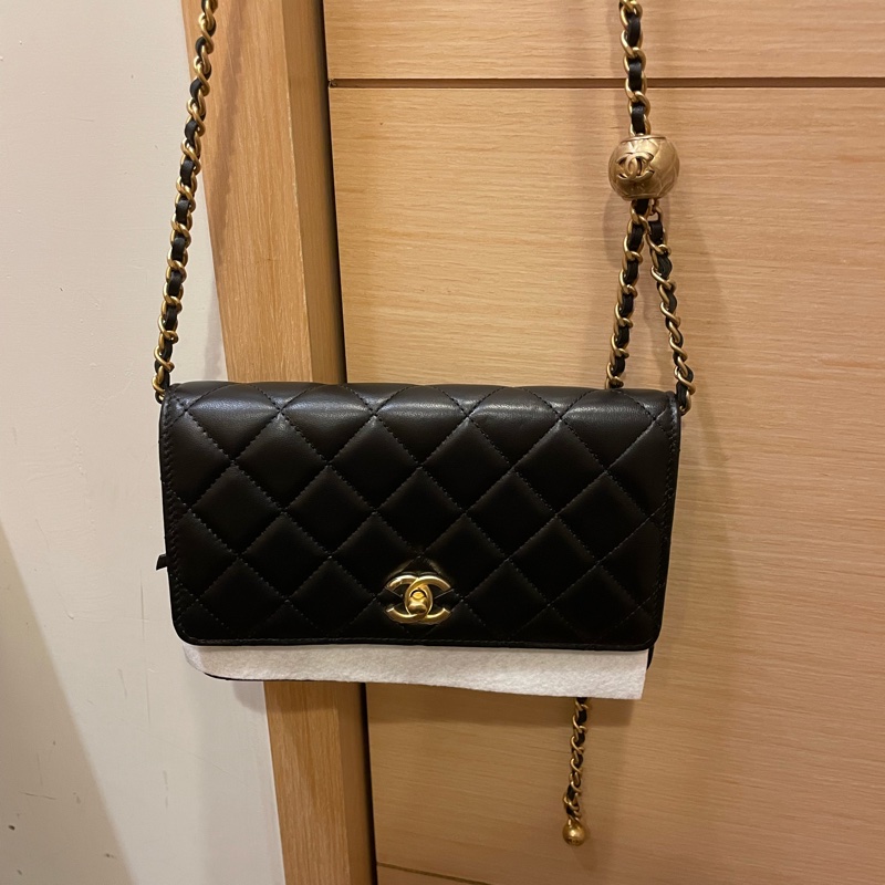 Chanel WOC 黑色小羊皮金球包-2