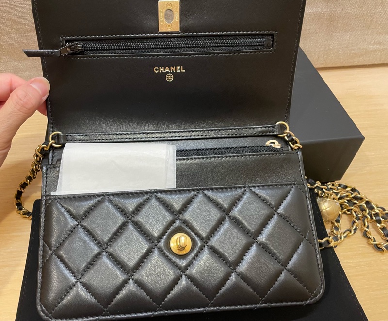 Chanel WOC 黑色小羊皮金球包-6