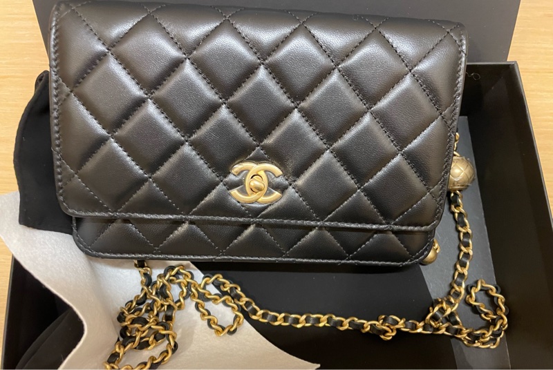 Chanel WOC 黑色小羊皮金球包-11