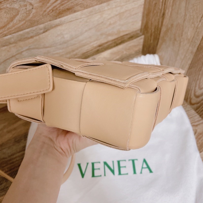 BV編織包 Bottenga veneta cassettes 杏仁色 二手近全新-2