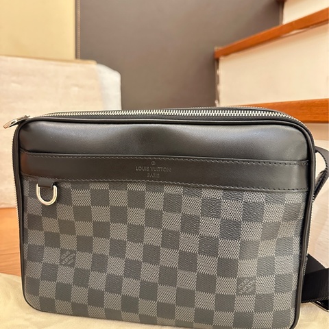 LV 黑棋盤雙拉鍊斜背包