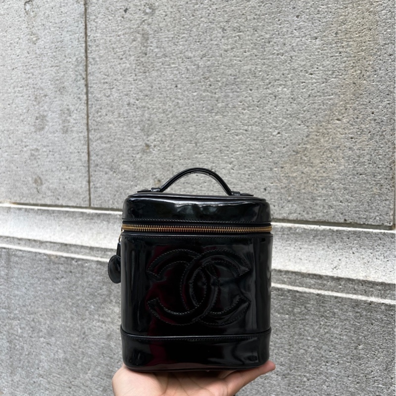【CHANEL】香奈兒漆皮化妝包 「下單送副廠背鏈」-0