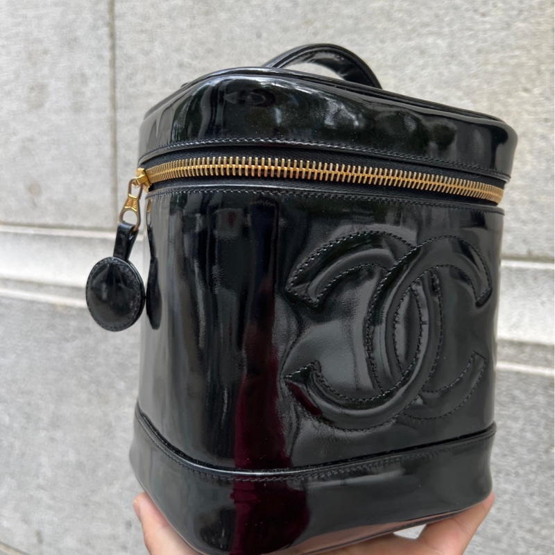 【CHANEL】香奈兒漆皮化妝包 「下單送副廠背鏈」-1