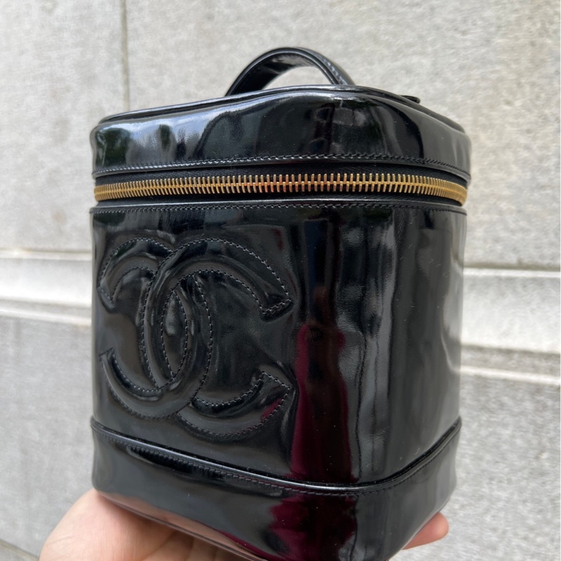 【CHANEL】香奈兒漆皮化妝包 「下單送副廠背鏈」-2