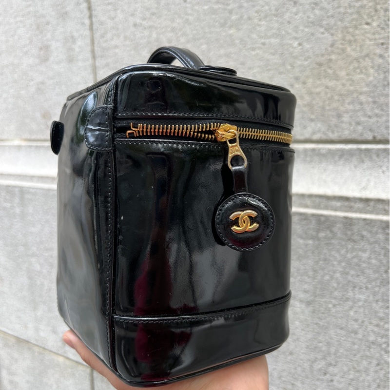 【CHANEL】香奈兒漆皮化妝包 「下單送副廠背鏈」-3
