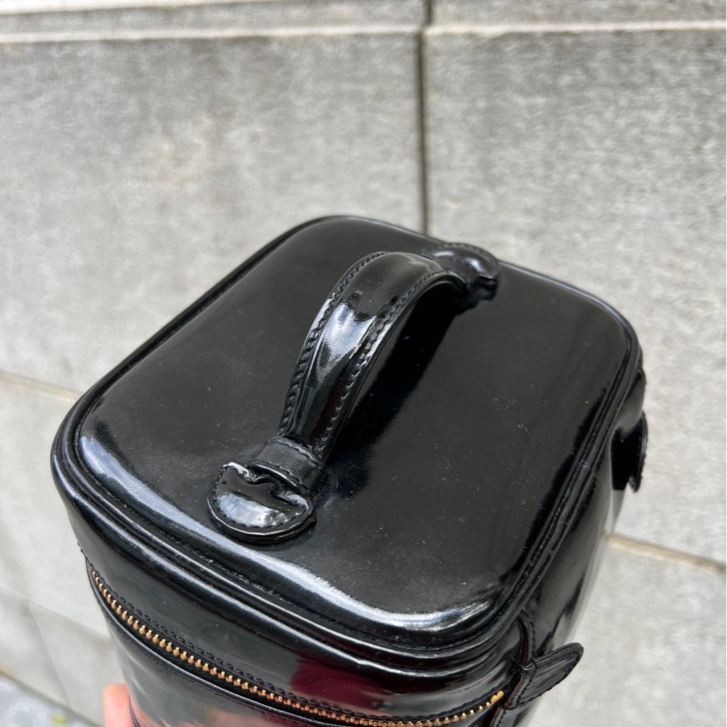 【CHANEL】香奈兒漆皮化妝包 「下單送副廠背鏈」-9