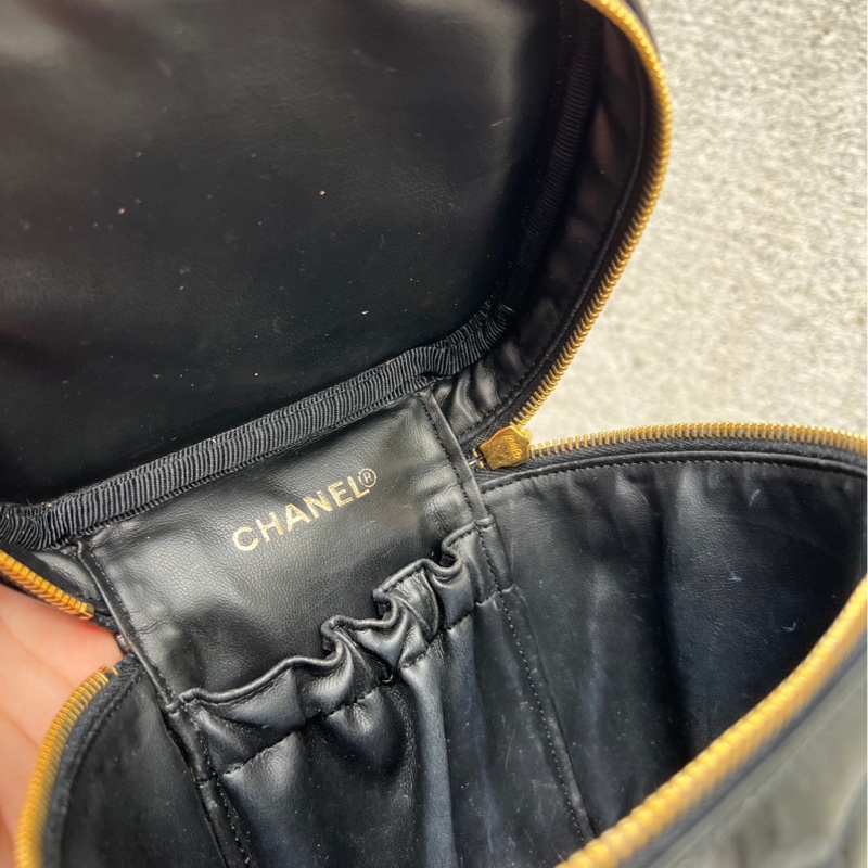 【CHANEL】香奈兒漆皮化妝包 「下單送副廠背鏈」-13