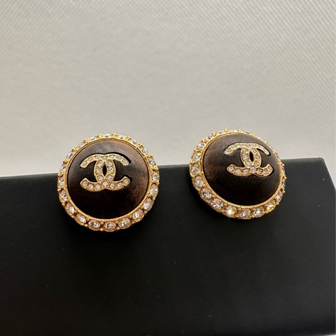 香奈兒CHANEL 新款 雙C圓型水鑽木頭特殊材質耳環(貨號ABB123 )