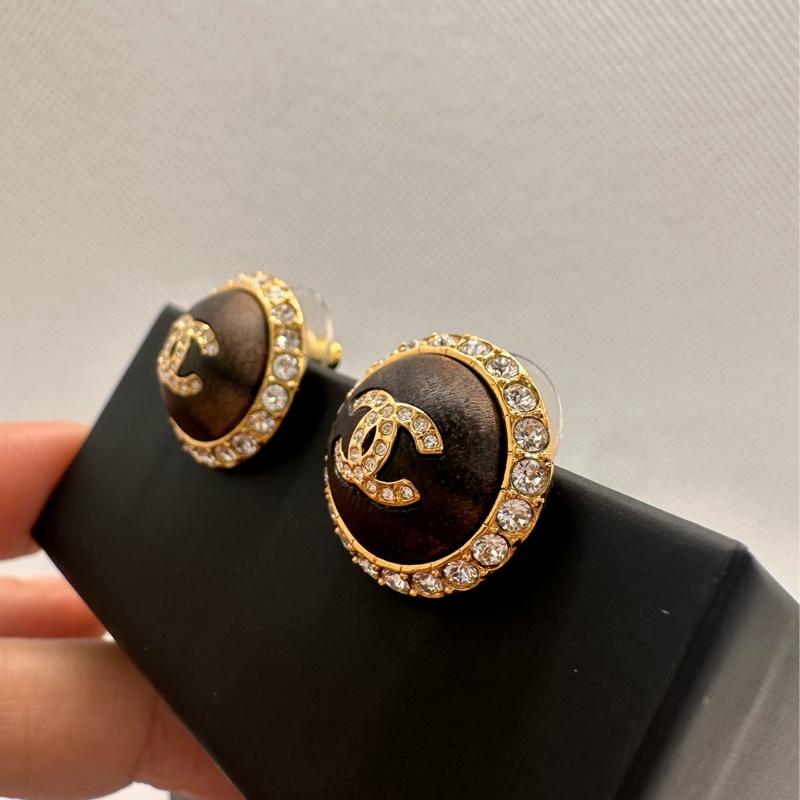 香奈兒CHANEL 新款 雙C圓型水鑽木頭特殊材質耳環(貨號ABB123 )-1