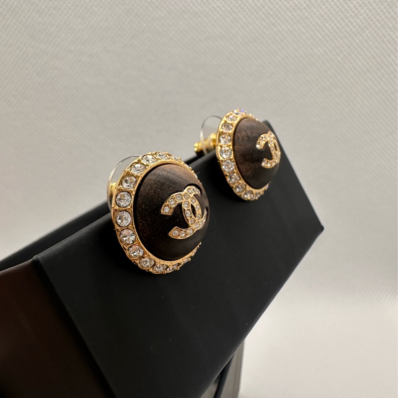 香奈兒CHANEL 新款 雙C圓型水鑽木頭特殊材質耳環(貨號ABB123 )-2