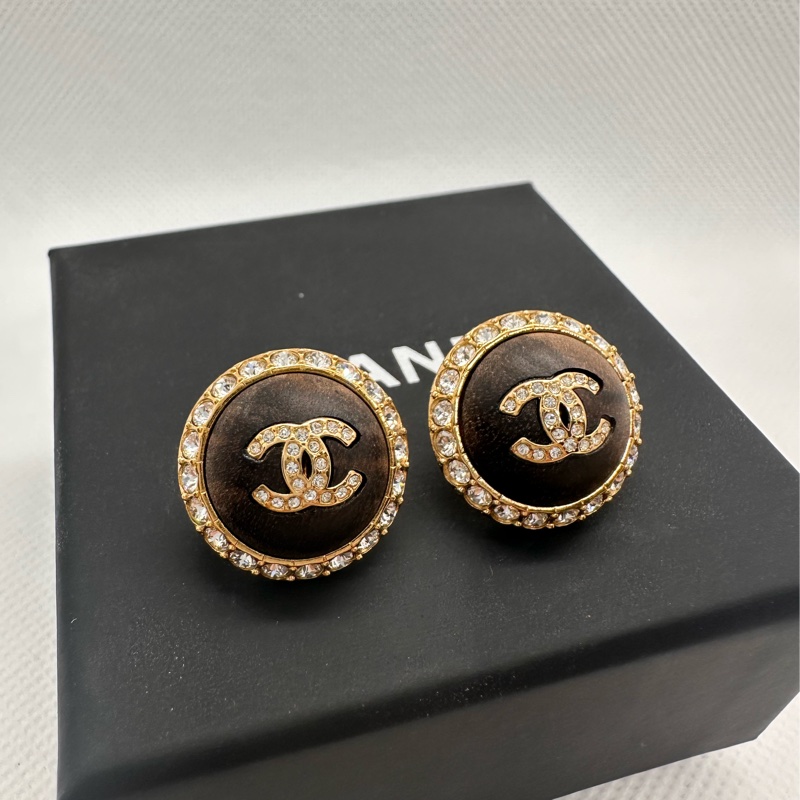 香奈兒CHANEL 新款 雙C圓型水鑽木頭特殊材質耳環(貨號ABB123 )-3