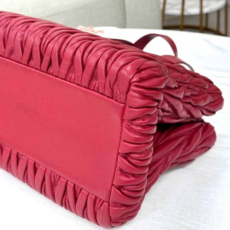 MIU MIU ｜ Matelassé紅色皮革手袋-10