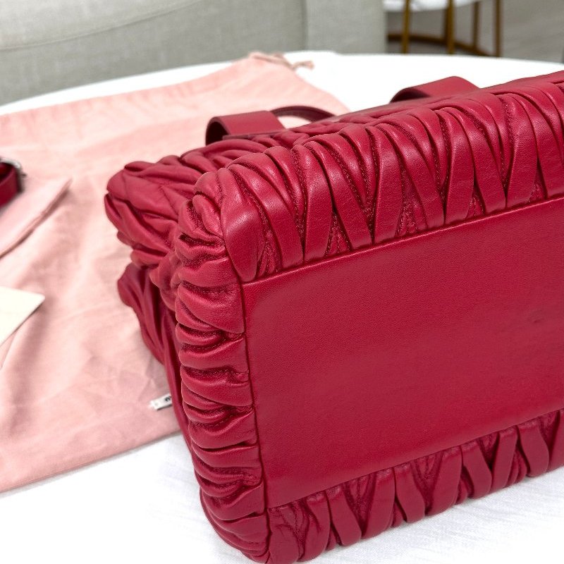 MIU MIU ｜ Matelassé紅色皮革手袋-11