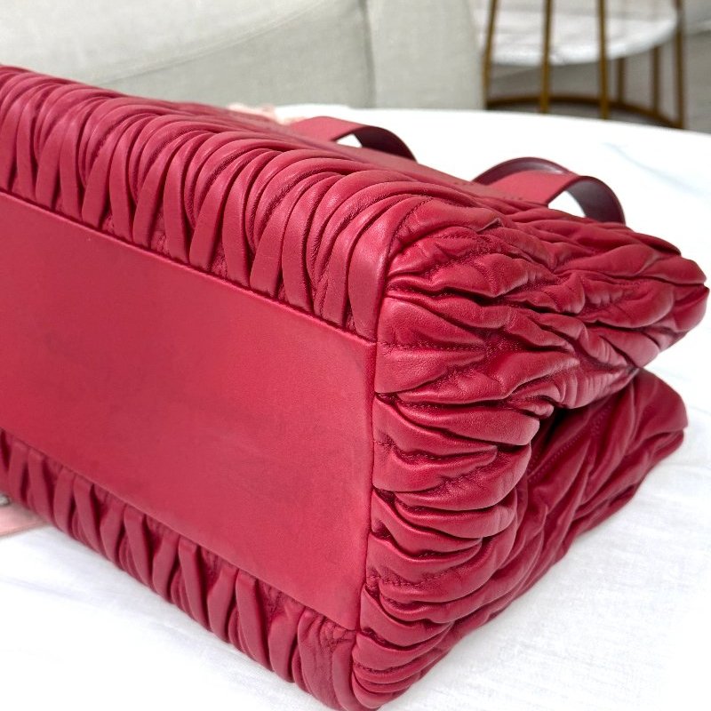 MIU MIU ｜ Matelassé紅色皮革手袋-12