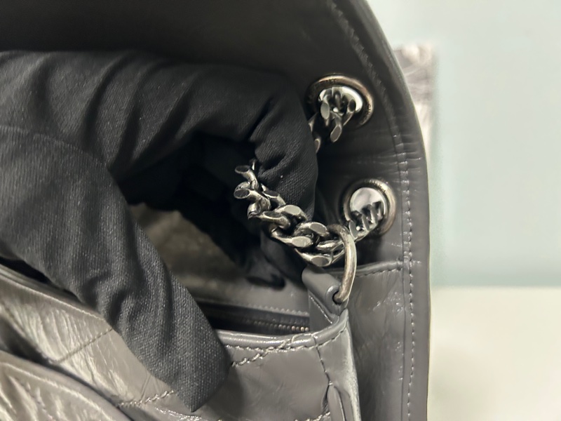 (保留至1/15) YSL Niki Medium復古皮革肩背包 風暴灰 新款D型扣-18