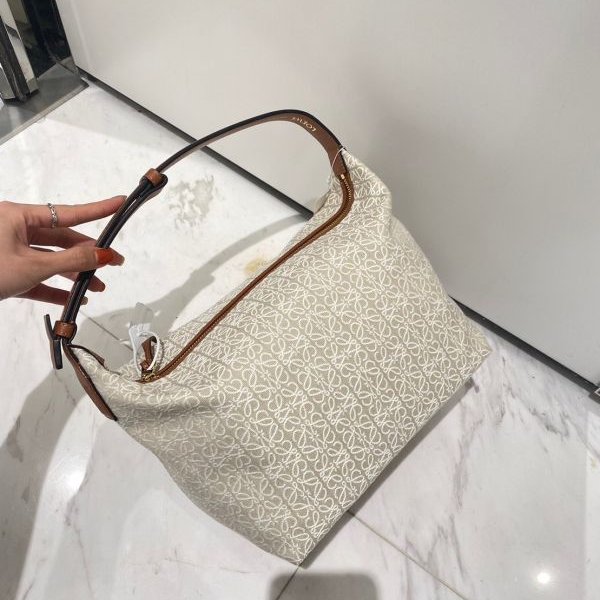 Loewe 中款 Anagram 緹花小牛皮 Cubi 包 米色/棕色(當季熱門新品 下單前請先詢問)-0