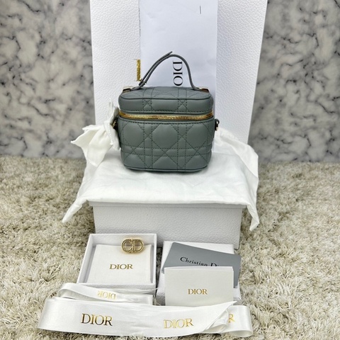 DIOR  Vanity  霧霾藍  mini 化妝包  夏日仙女🧚‍♀️專屬  ⭕️化妝包⭕️徽章⭕️合購⭕️不拆售⭕️  ✨✨滿鑽CD徽章增添整個包的美✨✨
