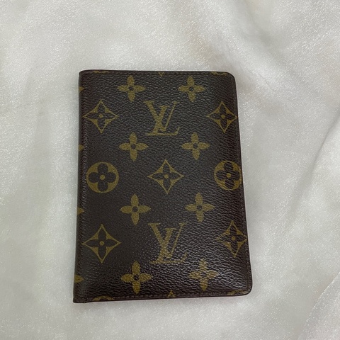 LOUIS VUITTON 老花字文對開 護照夾