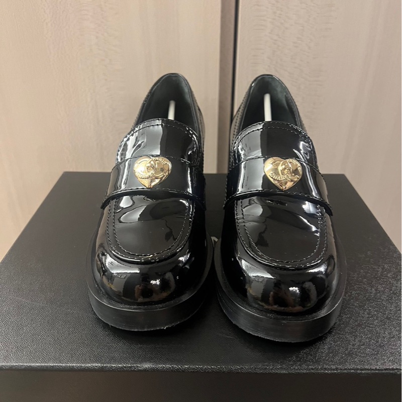 Chanel 23C 黑漆皮愛心書包釦樂福鞋-0