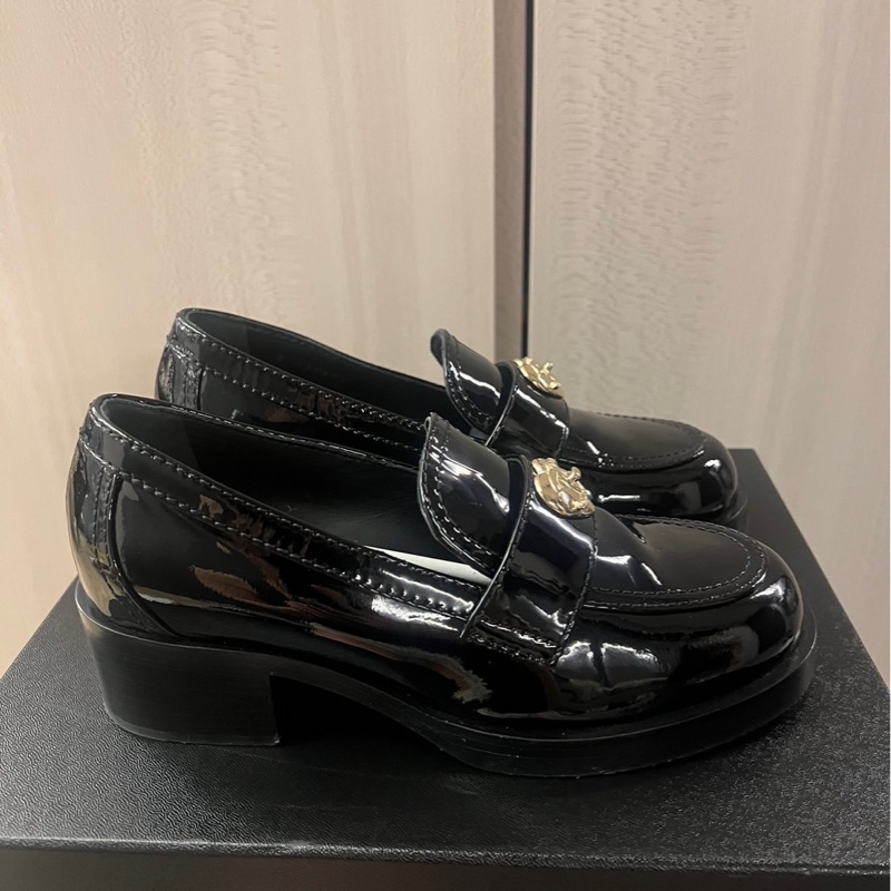 Chanel 23C 黑漆皮愛心書包釦樂福鞋-2