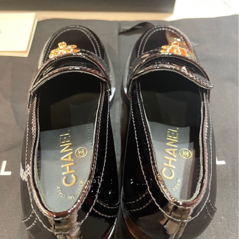 Chanel 23C 黑漆皮愛心書包釦樂福鞋-3