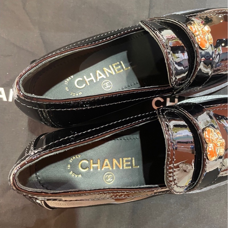 Chanel 23C 黑漆皮愛心書包釦樂福鞋-4