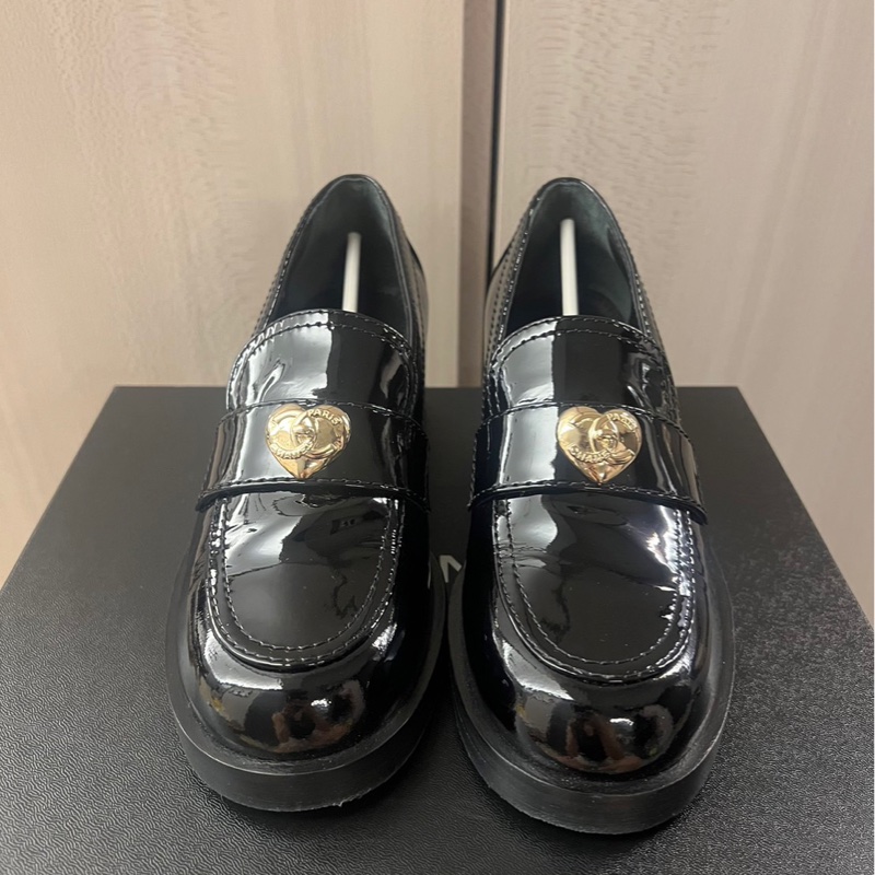 Chanel 23C 黑漆皮愛心書包釦樂福鞋-5