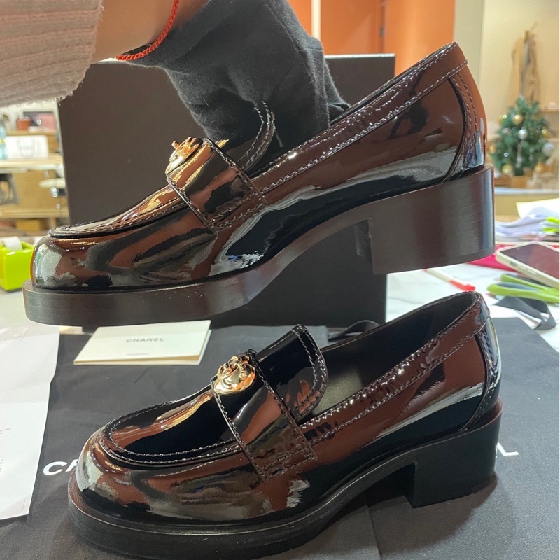 Chanel 23C 黑漆皮愛心書包釦樂福鞋-7