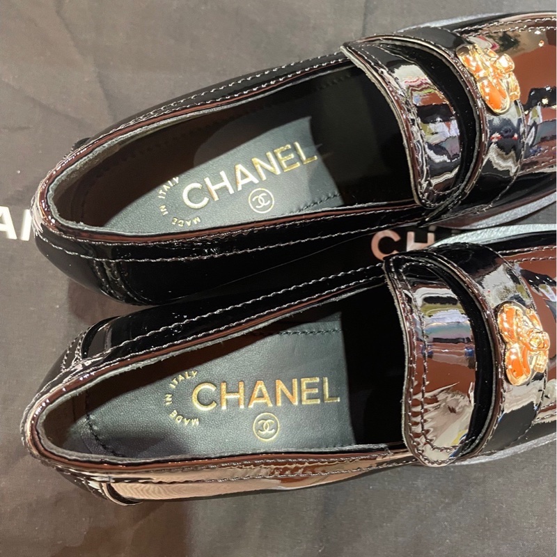 Chanel 23C 黑漆皮愛心書包釦樂福鞋-8