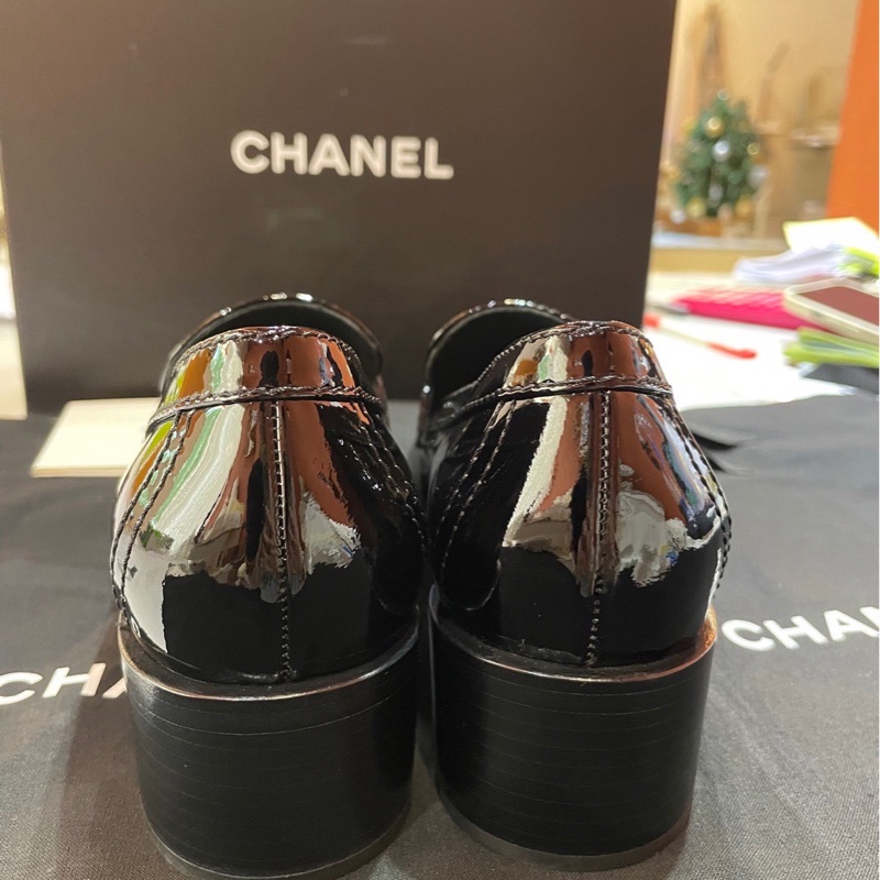 Chanel 23C 黑漆皮愛心書包釦樂福鞋-10