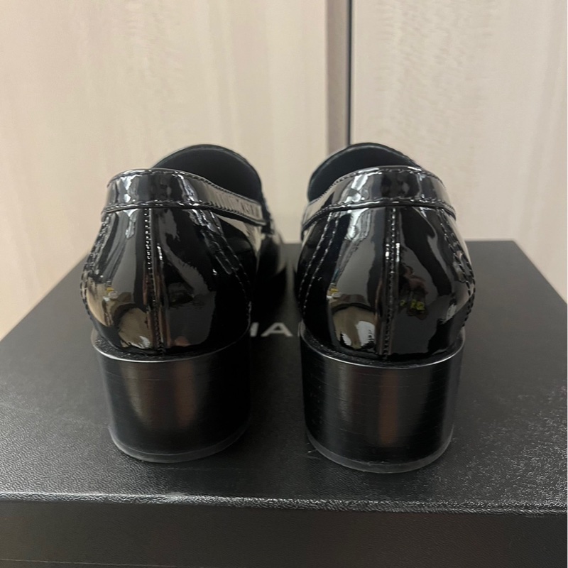 Chanel 23C 黑漆皮愛心書包釦樂福鞋-13