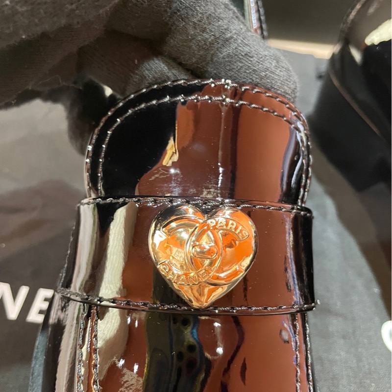 Chanel 23C 黑漆皮愛心書包釦樂福鞋-16