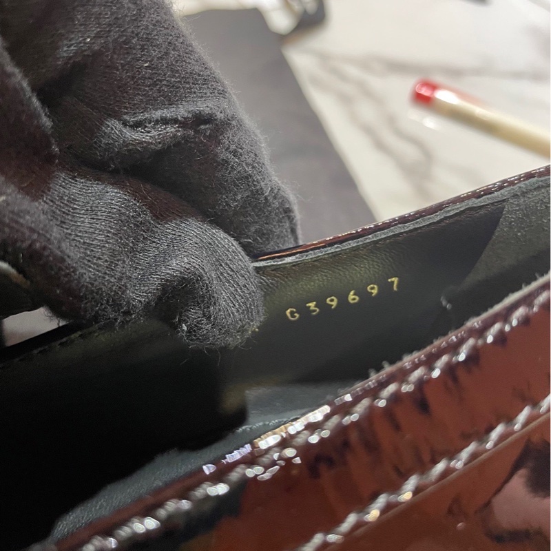 Chanel 23C 黑漆皮愛心書包釦樂福鞋-17