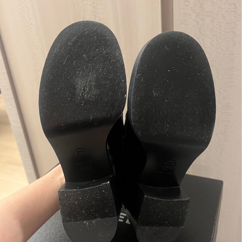 Chanel 23C 黑漆皮愛心書包釦樂福鞋-18