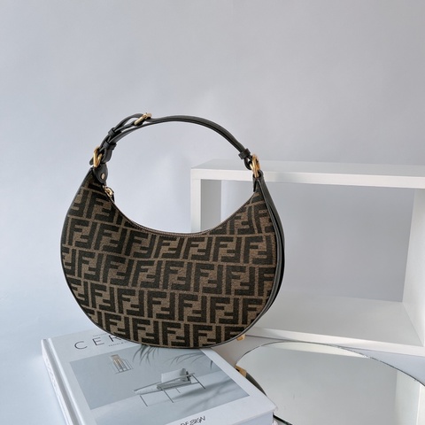 FENDI Graphy 彎月包