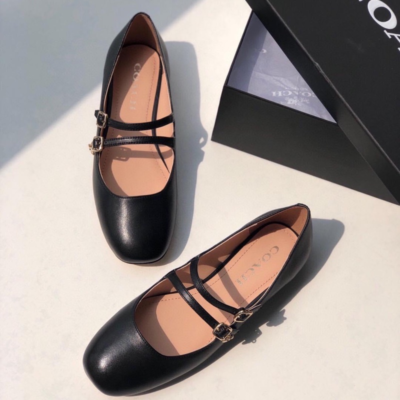 coach女士WHITLEY 瑪麗珍女鞋🥿 小方圓頭包容性強,上腳舒適夏秋季🍂 可搭配各種裙子,簡直不要太好看了吧🥳復古洋氣,搭配針扣顯的高級又有氣質🤏 材質使用全粒面羊皮,跟高1cm 大底材質:卡斯特輕片大底 尺碼:35-40標準碼💕-0