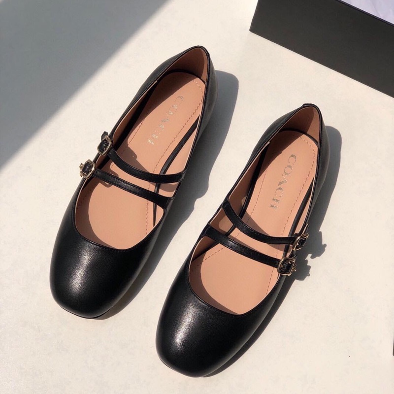 coach女士WHITLEY 瑪麗珍女鞋🥿 小方圓頭包容性強,上腳舒適夏秋季🍂 可搭配各種裙子,簡直不要太好看了吧🥳復古洋氣,搭配針扣顯的高級又有氣質🤏 材質使用全粒面羊皮,跟高1cm 大底材質:卡斯特輕片大底 尺碼:35-40標準碼💕-9