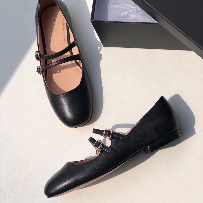 coach女士WHITLEY 瑪麗珍女鞋🥿 小方圓頭包容性強,上腳舒適夏秋季🍂 可搭配各種裙子,簡直不要太好看了吧🥳復古洋氣,搭配針扣顯的高級又有氣質🤏 材質使用全粒面羊皮,跟高1cm 大底材質:卡斯特輕片大底 尺碼:35-40標準碼💕-10