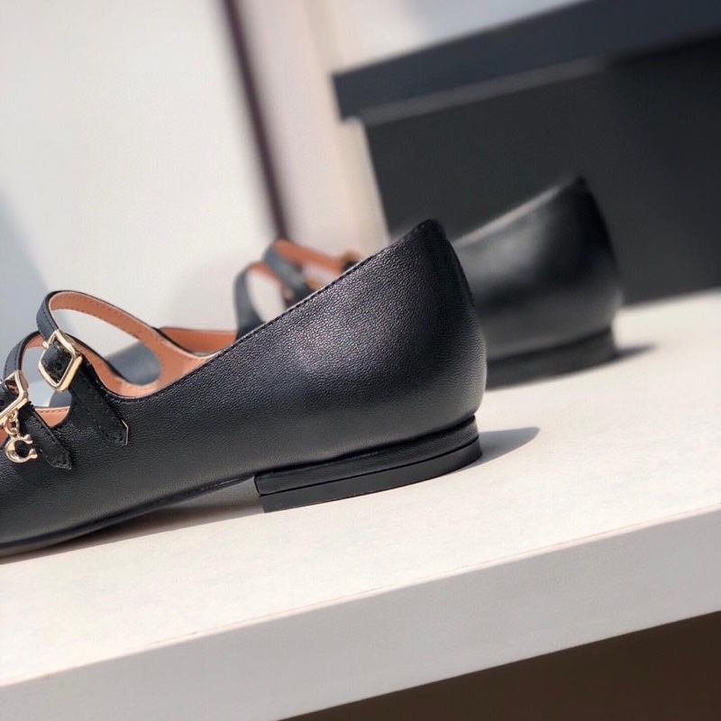 coach女士WHITLEY 瑪麗珍女鞋🥿 小方圓頭包容性強,上腳舒適夏秋季🍂 可搭配各種裙子,簡直不要太好看了吧🥳復古洋氣,搭配針扣顯的高級又有氣質🤏 材質使用全粒面羊皮,跟高1cm 大底材質:卡斯特輕片大底 尺碼:35-40標準碼💕-11